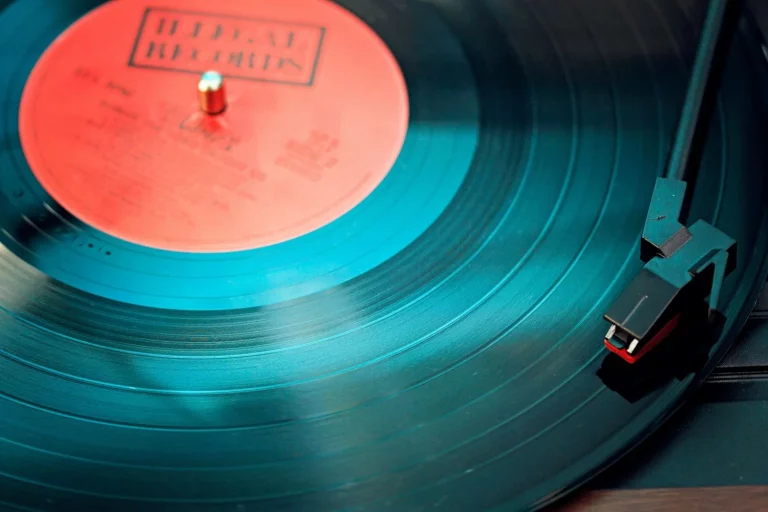 Vinilos, VHS y Polaroid, los millennials y la generación Z huyen de lo digital