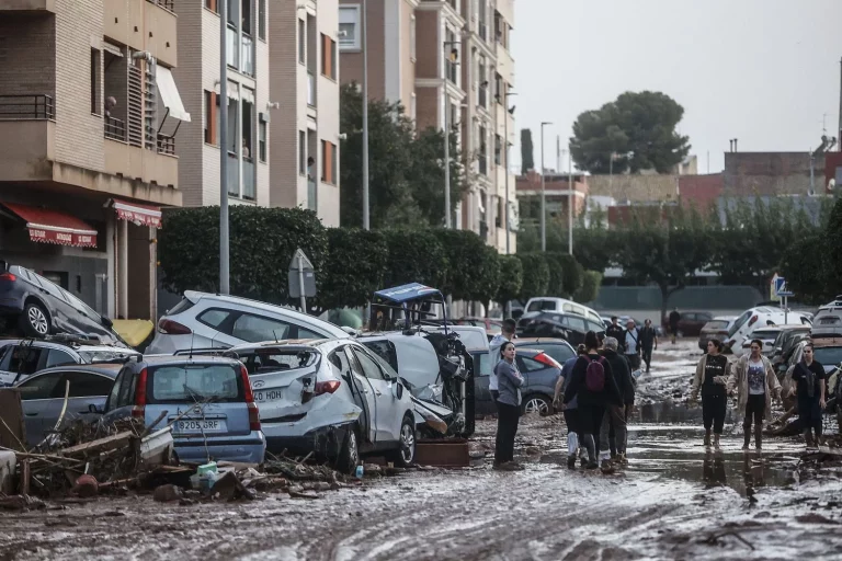 Los saqueos azotan Valencia en medio del caos por la DANA