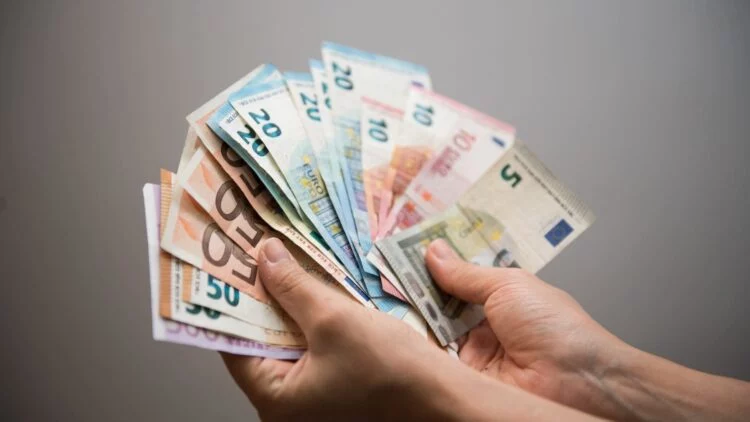 Información De Hacienda Sobre Cuentas Bancarias Fuente: Freepik