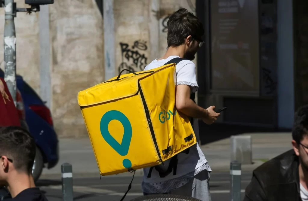 Acalorada discusión entre un repartidor de Glovo y un cliente tras negarse a subir la comida al quinto piso 99 Opiniones divididas en redes sociales