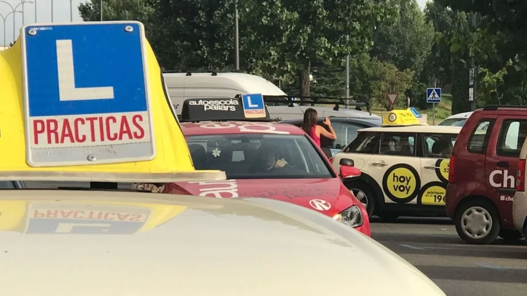 La Dgt Intensifica Sus Controles: Multas De Hasta 500 Euros Para Quienes Hagan Esto 5 El Pinganillo: El Método Que Puede Costarte 500 Euros Y Un Delito Penal
