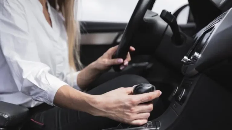 Los conductores que más se distraen al volante llevan de 6 a 15 años con carnet
