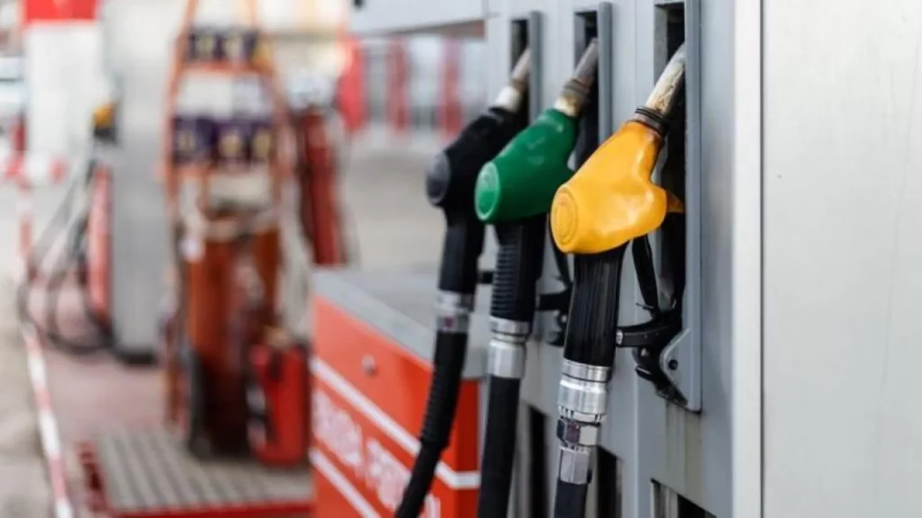 Cuándo Es Más Barato Repostar Gasolina: ¿De Lunes A Viernes O En Fin De Semana? 2 El Truco Al Repostar Para Que Quepan Mas Litros En El Deposito Del Coche