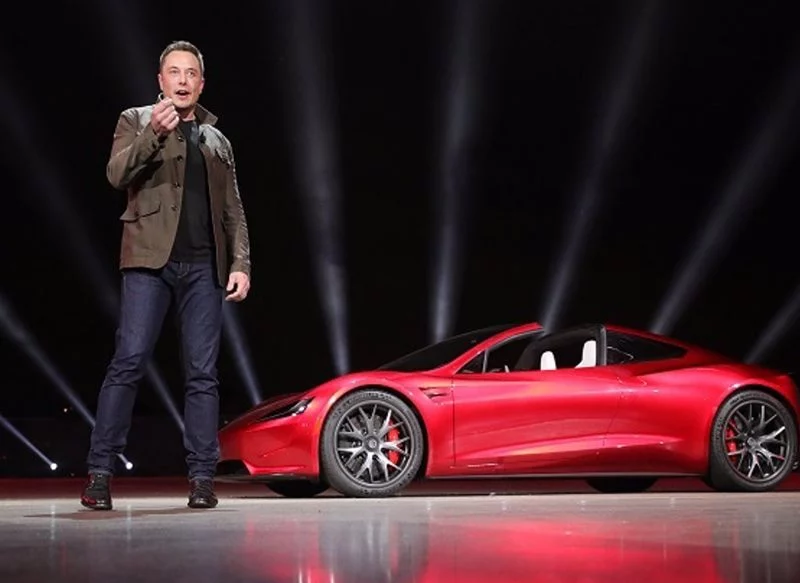 CÓMO PAGA TESLA