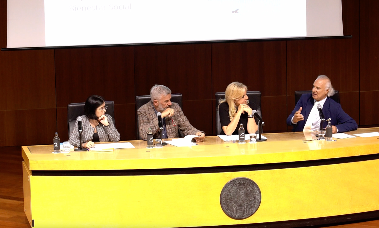 El Dr. de la Peña es aclamado por la autoridades Canarias por su prestigiosa 'Guía para vivir sanos 120 años' 1 2