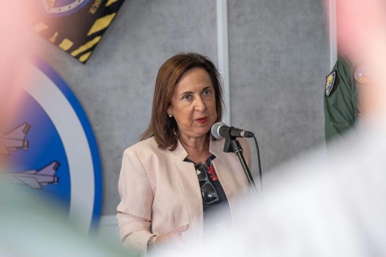 Robles afirma que se aumentarán los efectivos del Ejército el tiempo necesario y sin limitaciones en Valencia
