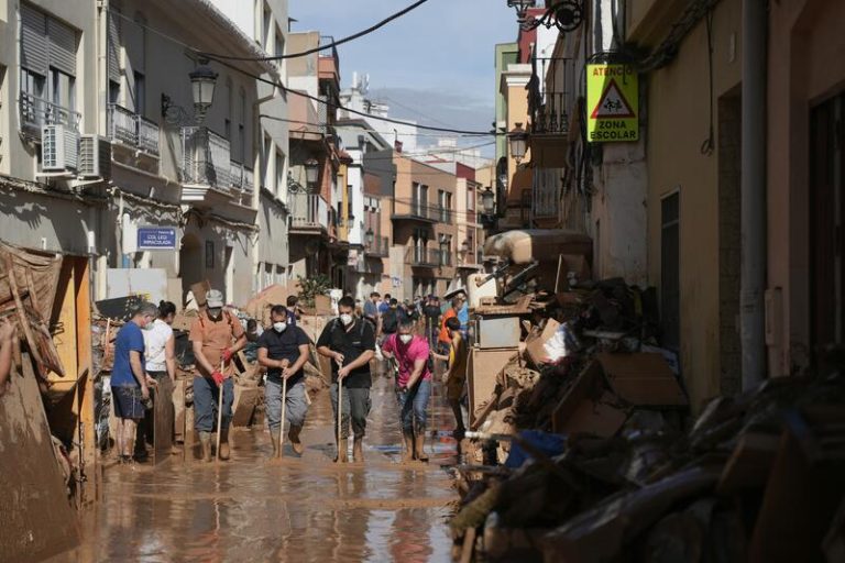 Alcaldesa de Paiporta describe una situación «desesperante»: «Hay zonas sin acceso, con coches con cuerpos»