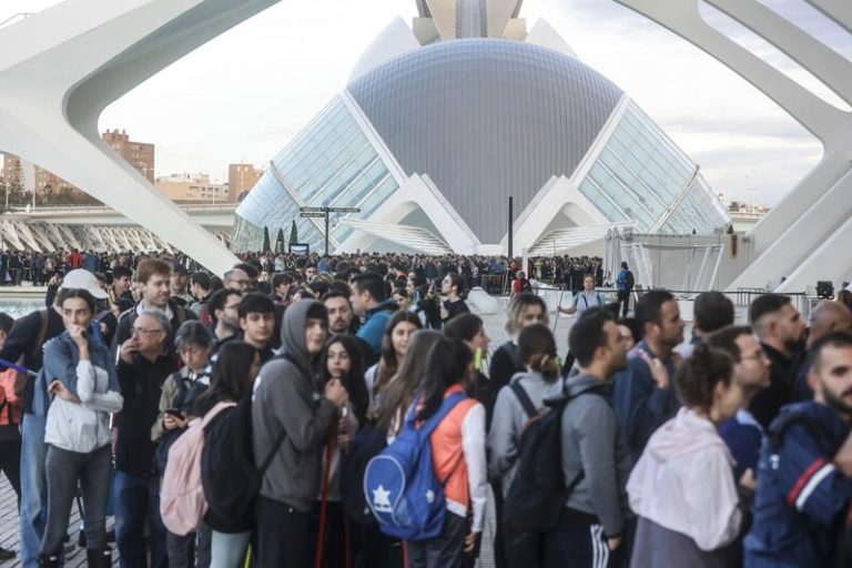 La afluencia de voluntarios a la Ciutat de les Arts se reduce este domingo tras la masiva asistencia de ayer