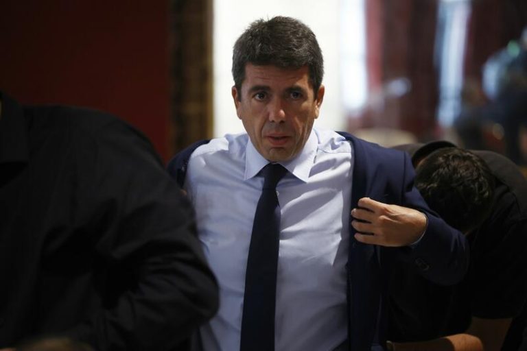 Mazón, tras las protestas en Paiporta: «Entiendo la indignación social y por supuesto me quedo a recibirla»