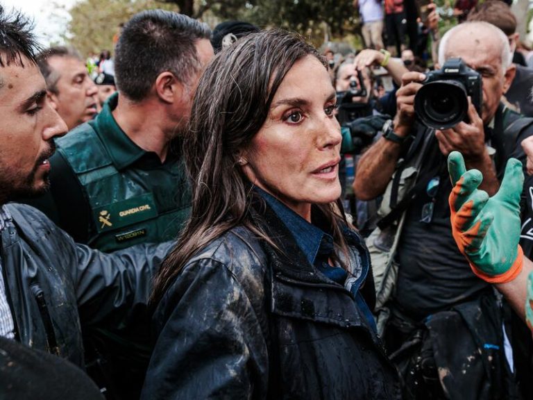 La Reina Letizia continuó con la visita embarrada a pesar del grave altercado