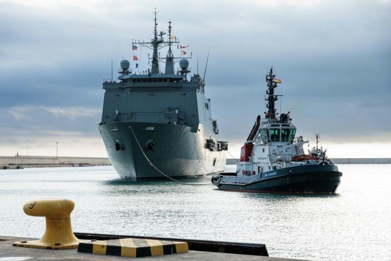 El buque ‘Galicia’ de la Armada llega al Puerto de Valencia para ayudar a los afectados por la DANA