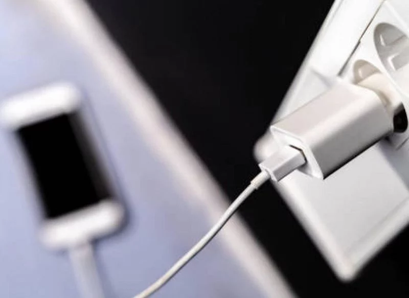 NI SE TE OCURRA DESENCHUFAR ASÍ EL SMARTPHONE DEL CARGADOR