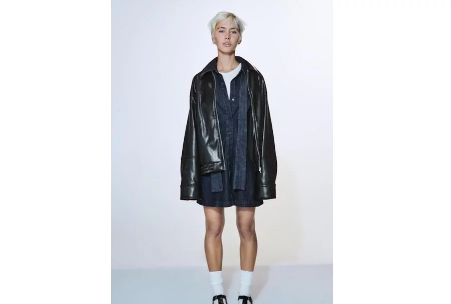 5 vestidos vaqueros de Zara para un look cómodo, moderno y arrollador con botas