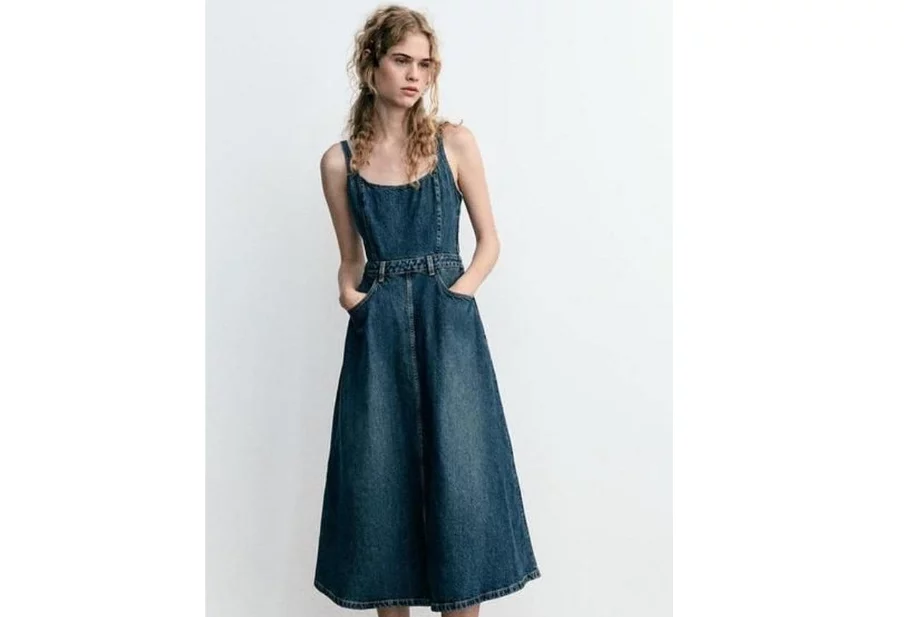 5 vestidos vaqueros de Zara para un look cómodo, moderno y arrollador con botas