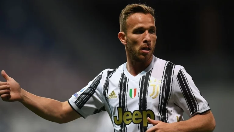 Alternativa a Arthur Melo y a Dani Ceballos en el Betis