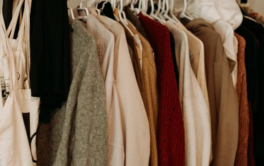 Estos pantalones de Sfera por menos de 16 euros son tan cómodos que parece que no llevas nada