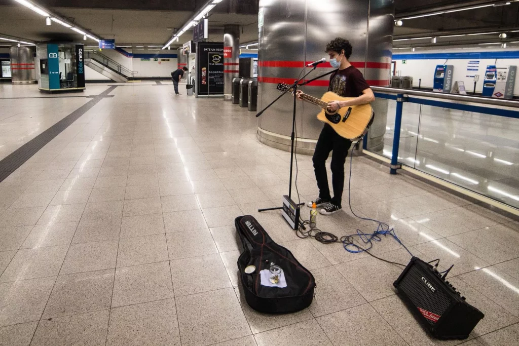 Madrid Elimina A La Mitad De Los Músicos Callejeros Del Centro 1 Europapress 3168706 Musico Toca Guitarra Estacion Metro Madrid Dia 74 Estado Alarma Decretado