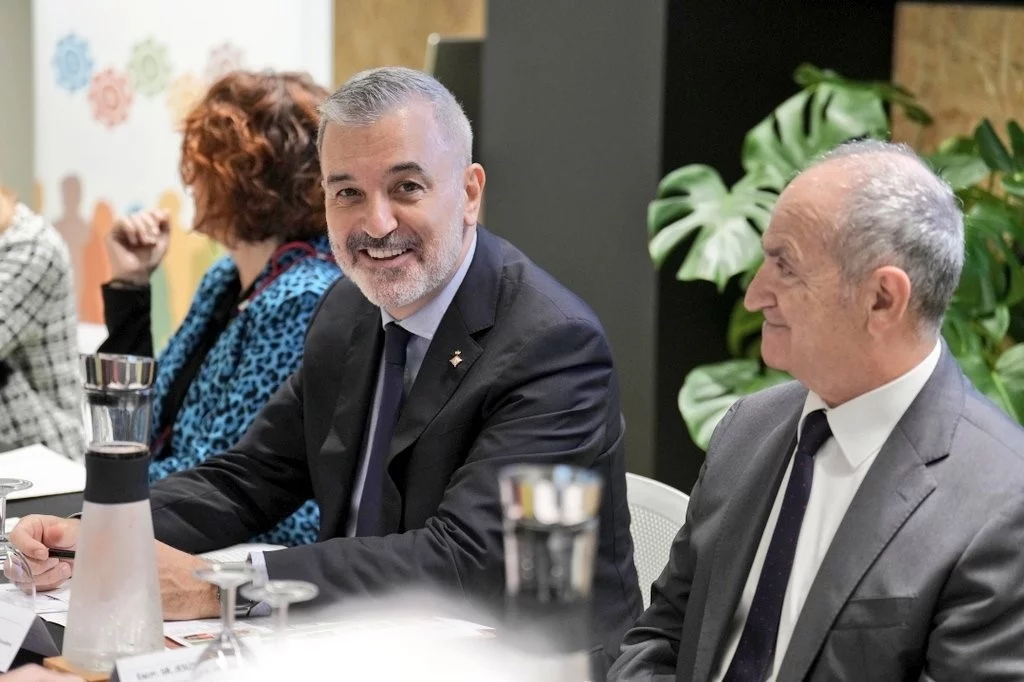 Airbnb Se Moviliza Contra Los Intentos De Controlar Los Pisos Turísticos Madrid Y Barcelona 2 Europapress 6310400 Alcalde Barcelona Jaume Collboni Izq Decano Ilustre Colegio Abogacia