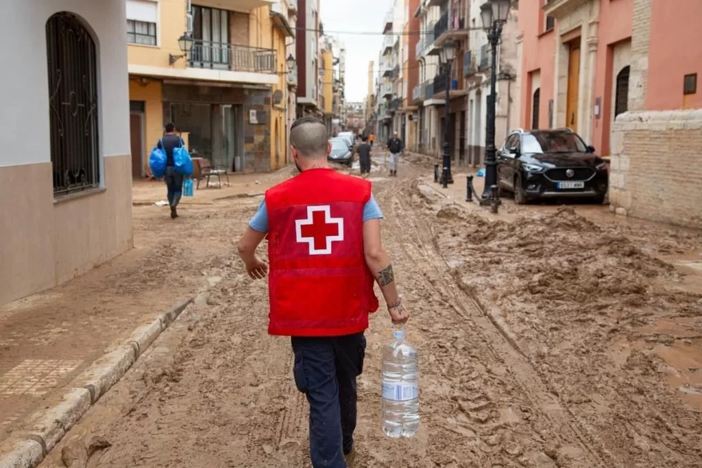 Los Negocios Con La Devastación Y La Muerte Afloran Con La Dana En Valencia 1 Europapress 6321974 Voluntario Cruz Roja Comunidad Valenciana