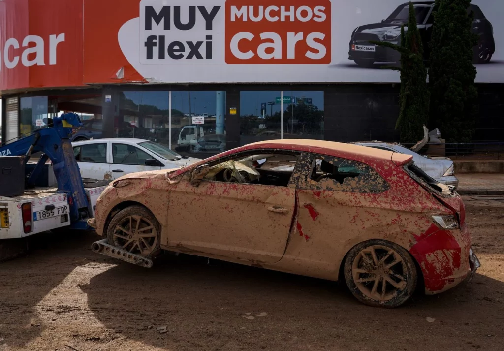 La Dgt Facilita Sus Trámites Por La Peor Dana Del Siglo En Valencia 1 Europapress 6341171 Grua Lleva Coche Afectado Dana 14 Noviembre 2024 Alfafar Valencia Comunidad