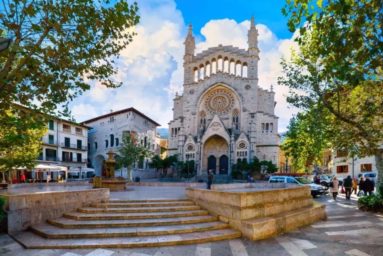 Maravíllate con Sóller, el encantador pueblo de Mallorca rodeado de montañas y lleno de sabor