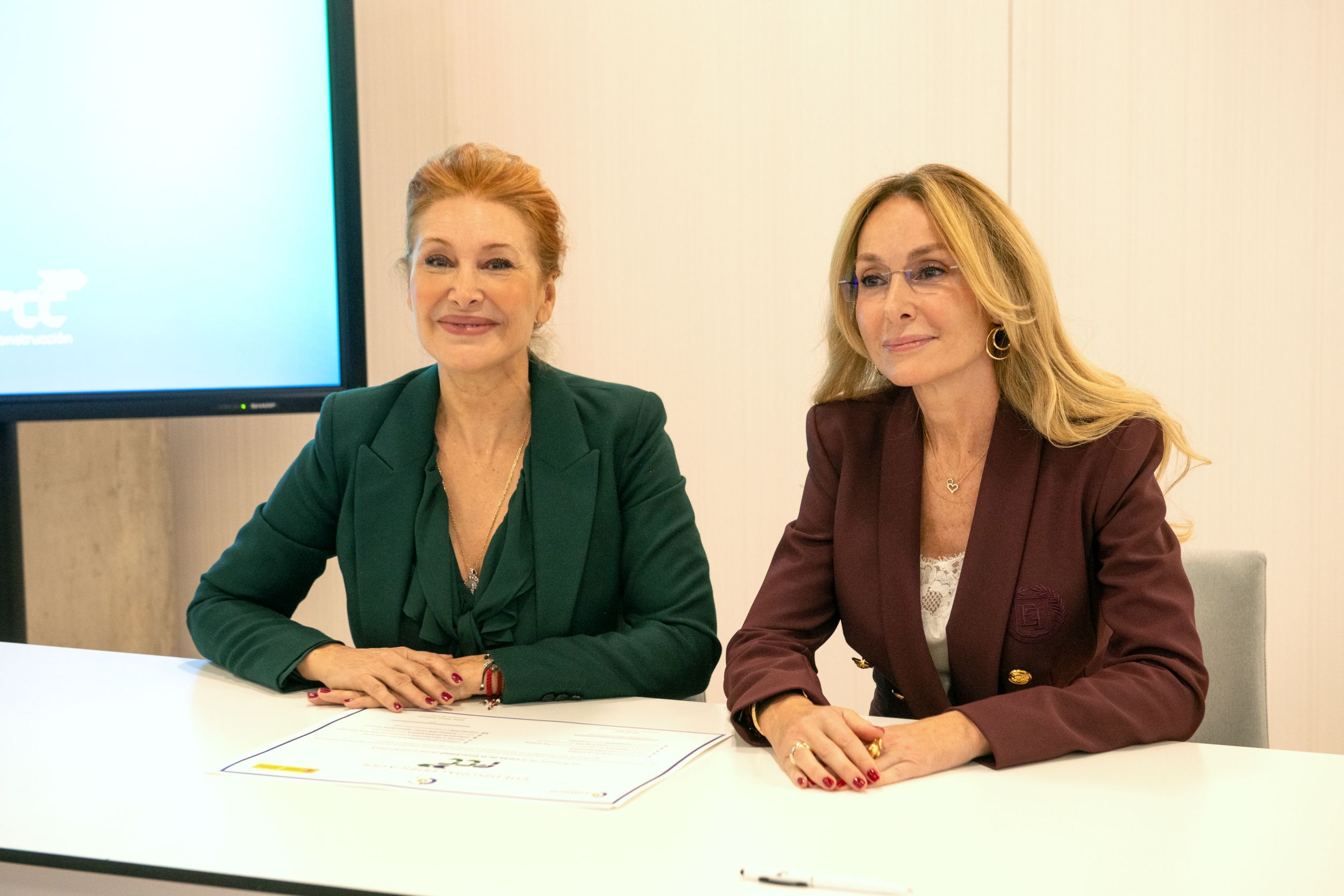 Teresa Viejo presidenta de la Fundacin Diversidad junto a Esther Alcocer Koplowitz presidenta del Grupo FCC