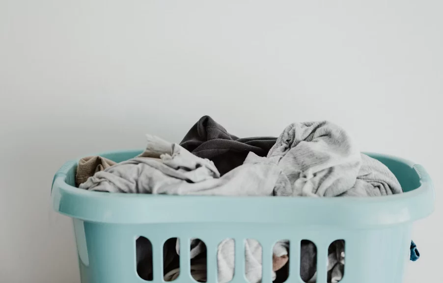 Un truco japonés que debes conocer si quieres evitar la humedad en casa al tender dentro la ropa