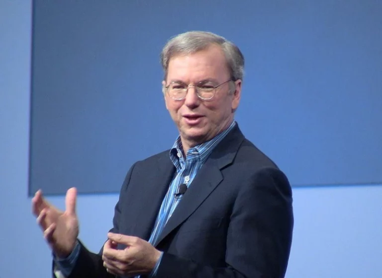 El antiguo CEO de Google advierte de que llegará el momento de ‘desconectar’ los sistemas de IA