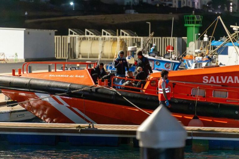 Hallan dos pateras con 125 personas en aguas próximas a Canarias