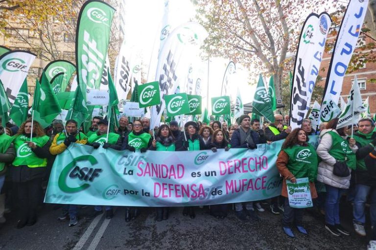 Los funcionarios se manifiestan en Madrid para exigir la continuidad de Muface: «No descartamos la huelga»