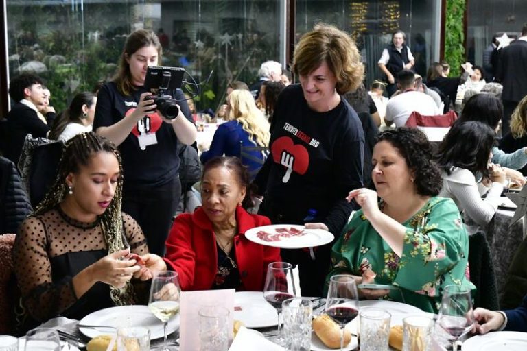 La iniciativa ‘Te invito a cenar’ cumple doce años y reunirá por Navidad a 1.000 personas en situación de vulnerabilidad