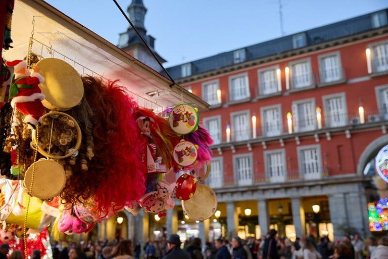Regalos solidarios de 2024: gallinas, pizarras para niños afectados por DANA y pulseras por la lucha contra el cáncer infantil