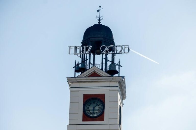 El reloj de la Real Casa de Correos de Madrid presenta su nuevo cartel luminoso para recibir el 2025