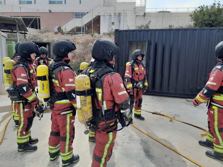 Cuatro personas, entre ellas un bombero, son atendidas en el incendio de un comercio en el centro de Cartagena