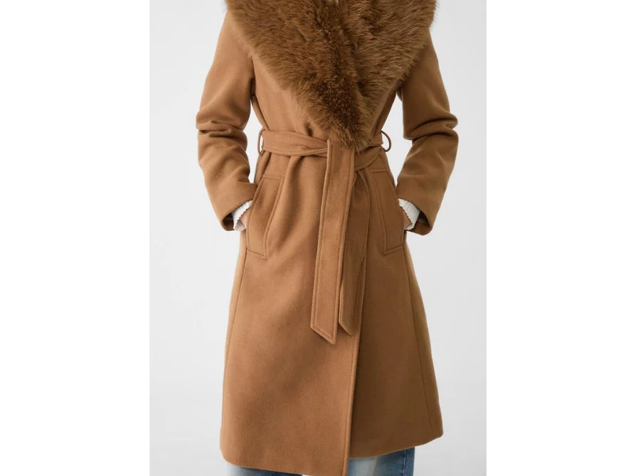 Abrigos largos de Stradivarius y Zara para llevar encima de looks casuales y elegantes
