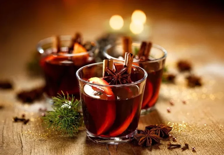 Aprende a preparar un cóctel navideño rápido y que te hará quedar muy bien