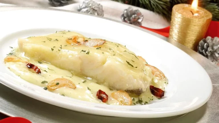 Bacalao al pil pil: la receta tradicional con ajo y guindilla que eleva el sabor del mar