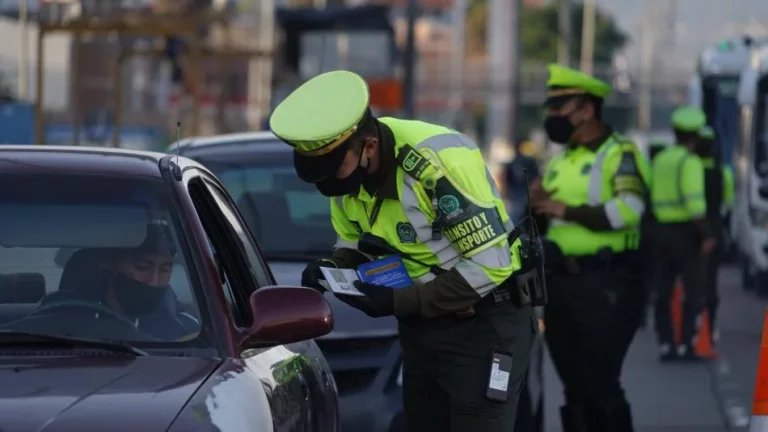 La DGT amenaza a Waze y Google Maps por los conductores jóvenes
