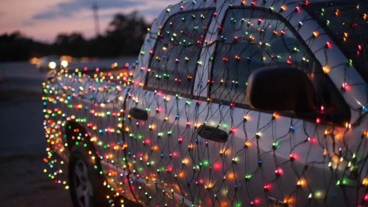 ¿Por qué la DGT regula las decoraciones navideñas en los coches?