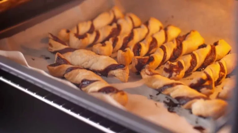 Deliciosos palitos de hojaldre con chocolate: receta de un snack fácil de preparar