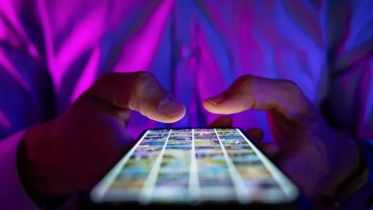 ‘Doomscrolling’ y ‘scroll’ infinito, las técnicas de las redes sociales que provocan un grave deterioro mental
