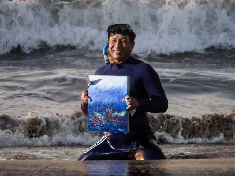 El artista peruano que pinta bajo el agua ¿cómo lo hace?