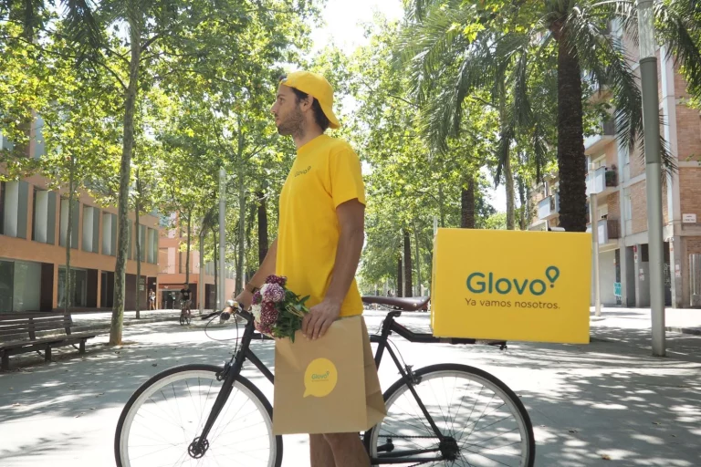 Los riders muestran preocupación por el silencio de Glovo sobre los nuevos contratos