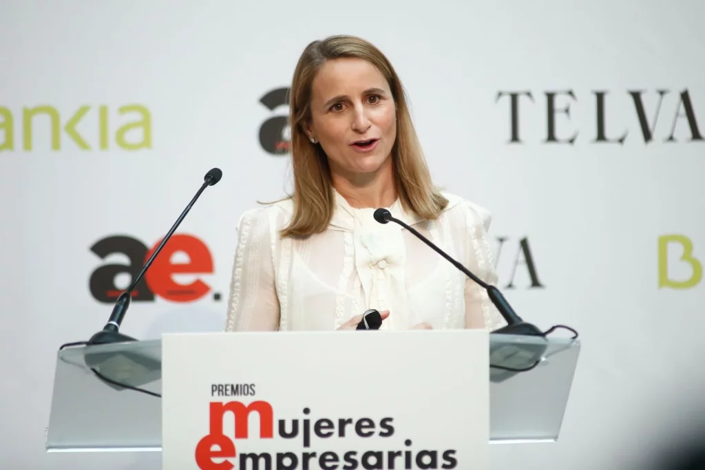 Las 25 Personas Más Influyentes En España En El Área Del Emprendimiento 6 Europapress 3566108 Directora Fundadora Fintonic Lupina Iturriaga Interviene Recibir Premio