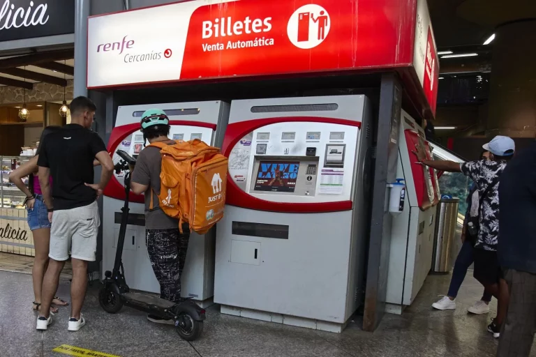 Renfe introducirá un asistente virtual con inteligencia artificial en su web