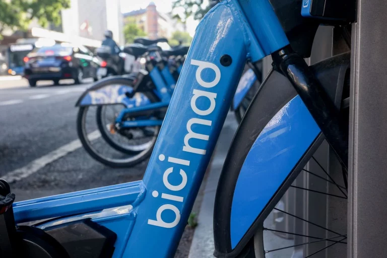Una caída del sistema Bicimad desnuda los problemas del servicio tras la expulsión de las bicicletas y patinetes de alquiler
