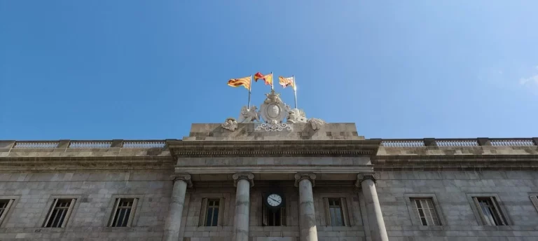 Varapalo judicial al Ayuntamiento de Barcelona por negarse a pagar las 8 semanas de baja parental