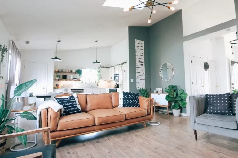 IKEA sabe que te falta sitio en el sofá de casa y propone una solución insuperable