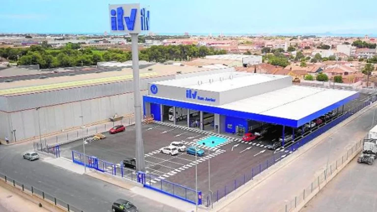 Un trabajador de la ITV explica por qué hay coches que se caen al foso en la inspección