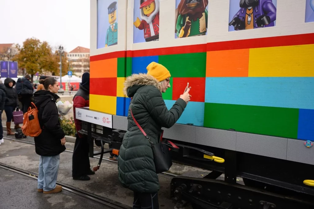 La Ciudad En La Que Te Encuentras Un Tranvía De Lego A Tamaño Real 54 Lego Vili: Una Maravilla De Bloques En Budapest